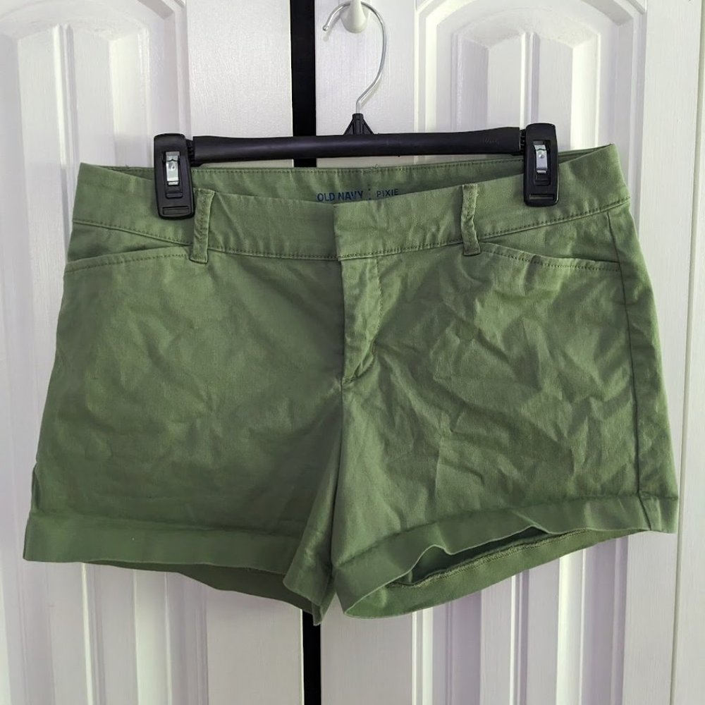Old Navy Green Mid-Rise Pixie Shorts Size 6
